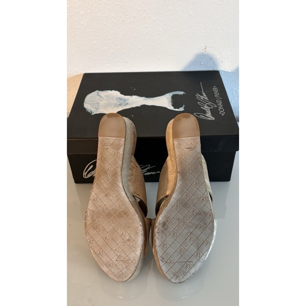 Donald J Pliner Franz Wedge Sandals Gold Desert Rose Metallic Size 7.5 New W Box - Picture 7 of 7